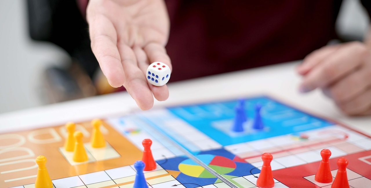 persona tirando un dado en un juego de mesa