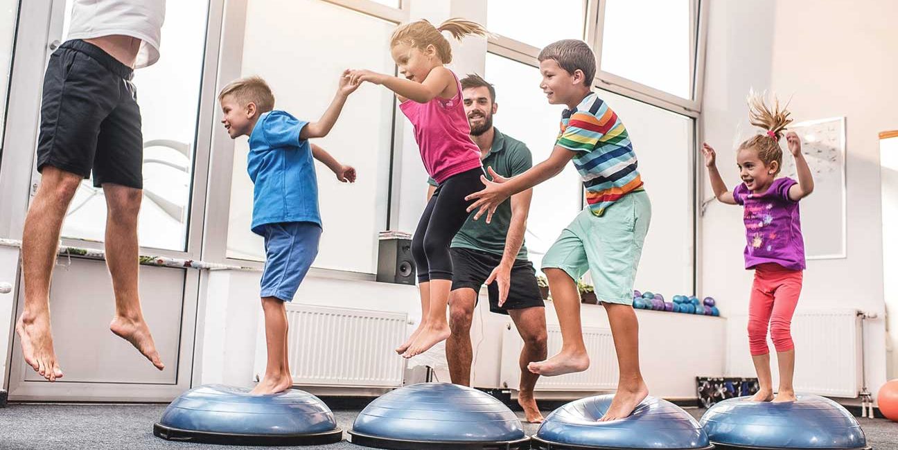 niños saltando en una clase
