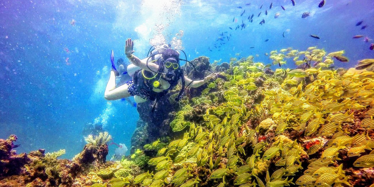 Mujer buceando en un arrecife