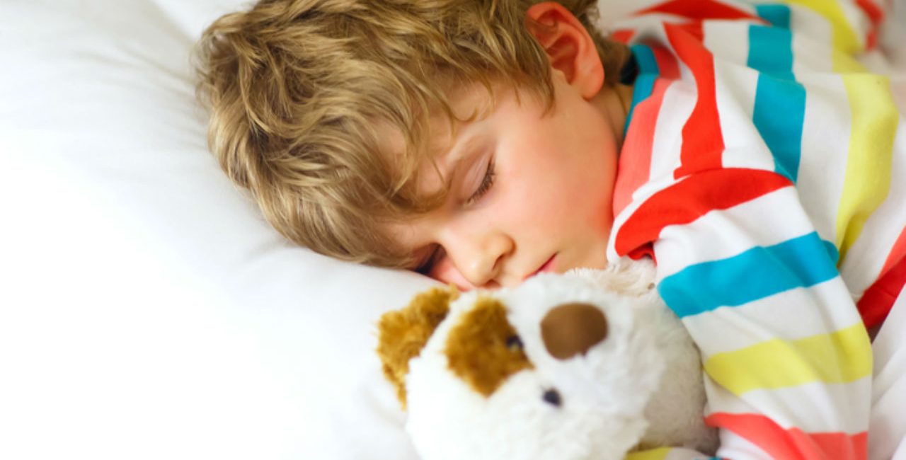 Niño durmiendo abrazando un peluche
